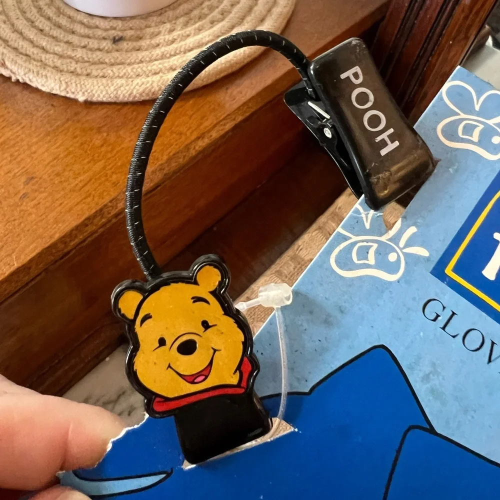 DISNEY Vintage *NEW OLD STOCK* Winnie the Pooh Glove Clips for Kids Yellow Red‎